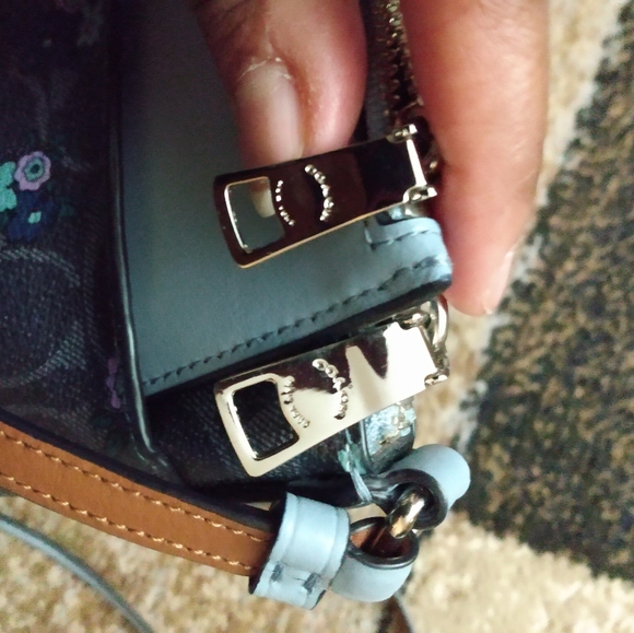 Coach Crossbody ๐๐ฉต - Picture 7 of 10